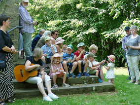 Wortgottesdienst an der Weingartenkapelle (Foto: Karl-Franz Thiede)